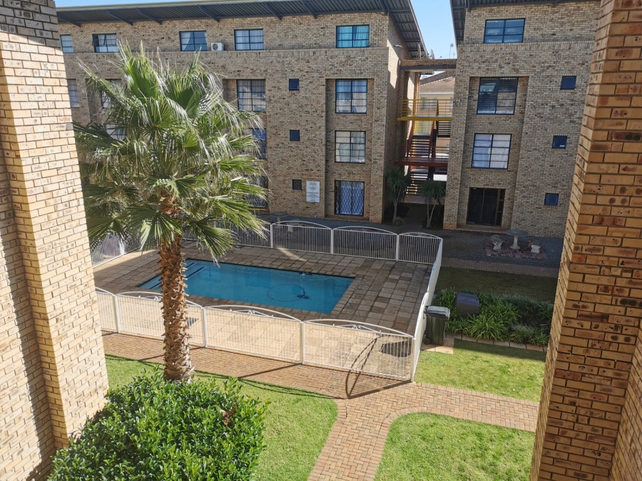 To Let 1 Bedroom Property for Rent in Kannoniers Park North West